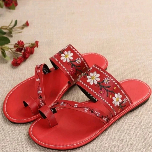 New red fashionable sandals with embroidery. - Picture 4 of 7
